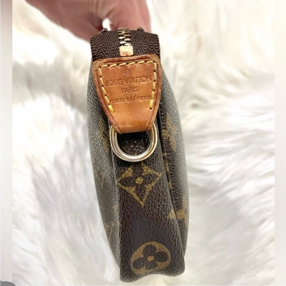 Authenticated Louis Vuitton Pochette Accessories Crossbody Shoulder Bag Purse - Picture 9 of 15